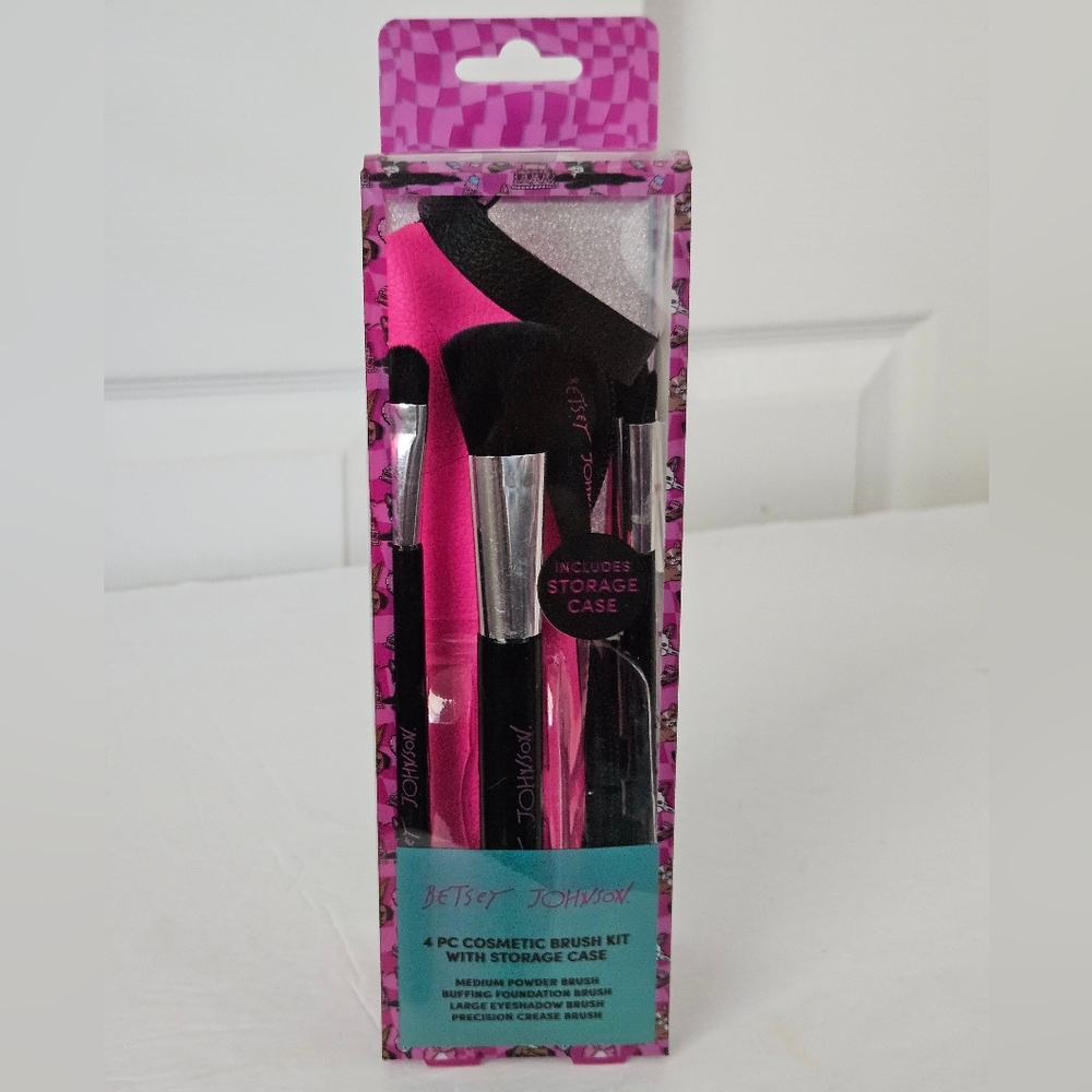 Betsey Johnson NWT 4PC Cosmetic Brush Kit And Storage Case